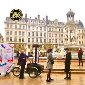 VeloExpo Lyon pour Voisin Chocolats Cafés - animation distribution affichage mobile ooh dooh street marketing publicite cargo triporteur classique ou assistante electrique France