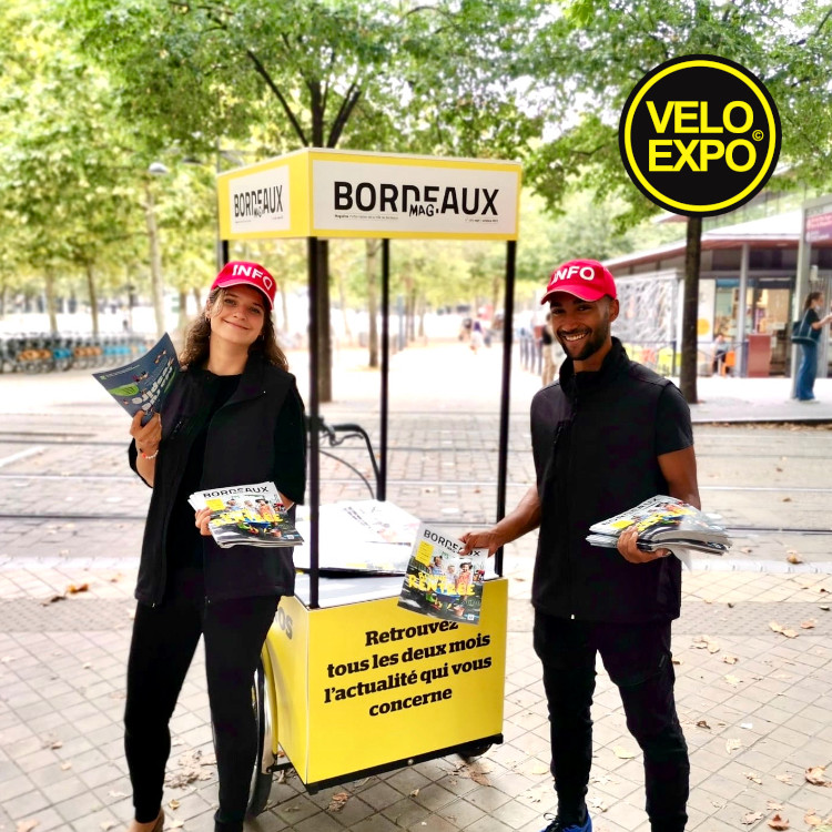 Velo Expo pour MAIRIE DE BORDEAUX - 1 - carre - distribution de Bordeaux Mag a velo - place de Opera - Bordeaux - affichage mobile a velo - communication - street marketing
