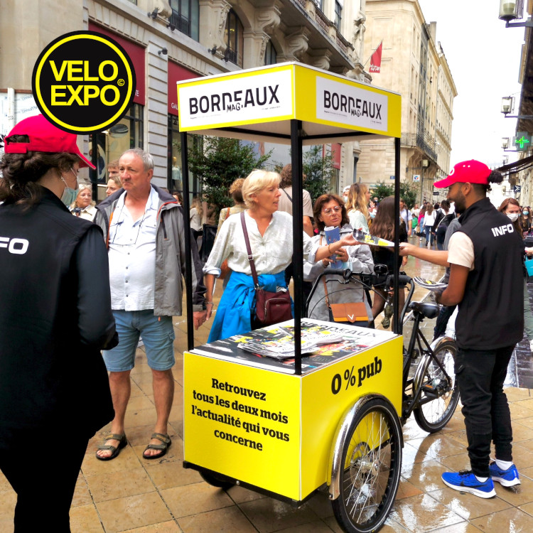 Velo Expo pour MAIRIE DE BORDEAUX - 3 - carre - distribution de Bordeaux Mag a velo - place de Opera - Bordeaux - affichage mobile a velo - communication - street marketing - animation a velo