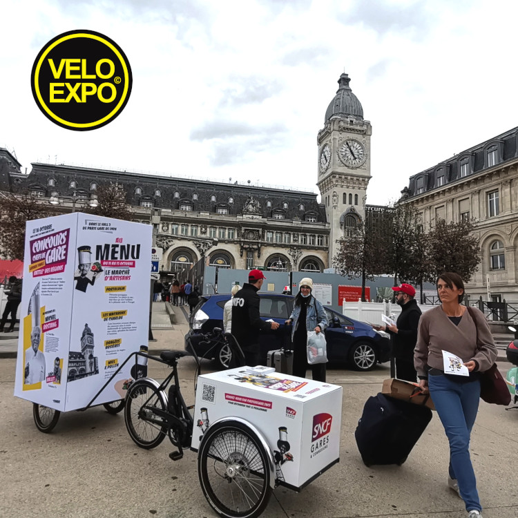 Velo Expo pour SNCF - 2 - carre - Opération Chefs de Gare - Paris gare de Lyon - Paris - affichage mobile a velo - communication - street marketing - distribution de documents a velo - animation a velo