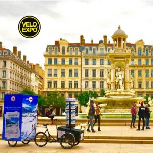 c-VeloExpo-Lyon-pour-Office-Tourisme-HMV-animation-distribution-affichage-mobile-ooh-dooh-street-marketing-publicite-cargo-triporteur-classique-ou-assistante-electrique-France